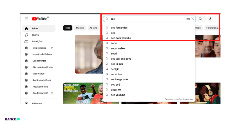 barra de busca do Youtube com os dizeres "SEO" e palavras-chave relacionadas